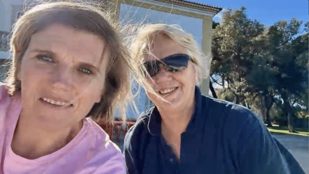 Frau von Essen und Frau Scholle demonstrieren visuelles Storytelling, erlernt in Lissabon.